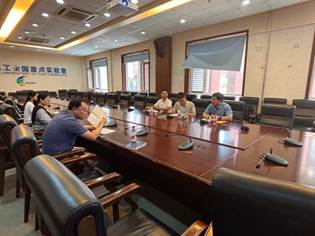 会议室里的人们 AI 生成的内容可能不正确。