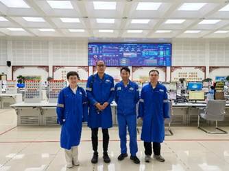 一群穿着蓝色衣服的人站在室内 AI 生成的内容可能不正确。