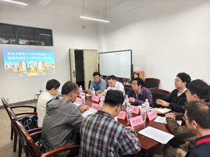 会议室里的人们 AI 生成的内容可能不正确。