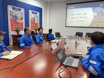 电脑前的人们 AI 生成的内容可能不正确。